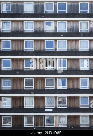 Un uomo fa una pausa di sigaretta nella finestra di un blocco torre durante il blocco Coronavirus focolaio, Aberfeldy House Camberwell, Londra. Data foto: Domenica 3 maggio 2020. Il credito fotografico deve essere: David Jensen/EMPICS Entertainment Foto Stock