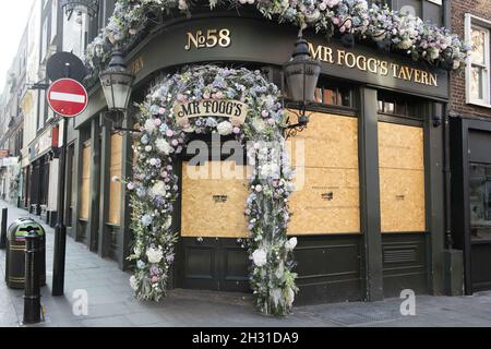 Il sig. Fogg's Tavern è imbarcato durante il Coronavirus Outbreak, Leicester Square, Londra. Data foto: Sabato 9 maggio 2020. Il credito fotografico deve essere: David Jensen/EMPICS Entertainment Foto Stock