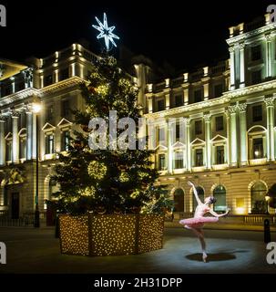 Sugar Plum Fairy, Sarah Byrne, esegue scene dal Nutcracker sotto il Waterloo Place Christmas Tree, Piccadilly, Londra. Data foto: Lunedì 30 novembre 2020. Il credito fotografico dovrebbe essere: David Jensen/ EMPICS Entertainment Foto Stock