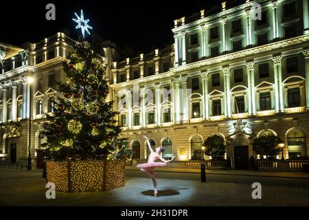 Sugar Plum Fairy, Sarah Byrne, esegue scene dal Nutcracker sotto il Waterloo Place Christmas Tree, Piccadilly, Londra. Data foto: Lunedì 30 novembre 2020. Il credito fotografico dovrebbe essere: David Jensen/ EMPICS Entertainment Foto Stock