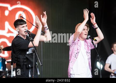 Max e Harvey si esibiscono dal vivo sul palco il giorno 3 del Camp Bestival al Lulworth Castle - Wareham. Data foto: Domenica 1 agosto 2021. Il credito fotografico deve essere: David Jensen/EMPICS Entertainment Foto Stock