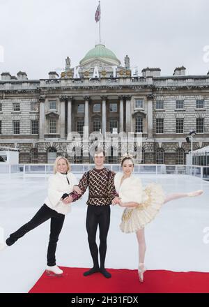 Inglese Nazionale Balletto Stelle Erina Takahashi e James Streeter si uniscono a Jayne Torvill per il Big Dance Ice Workout, Somerset House, The Strand, Londra, 21 novembre 2010. Foto Stock