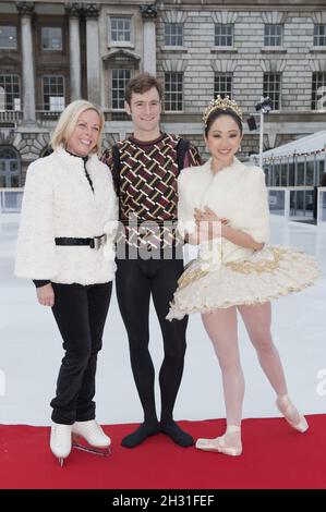 Inglese Nazionale Balletto Stelle Erina Takahashi e James Streeter si uniscono a Jayne Torvill per il Big Dance Ice Workout, Somerset House, The Strand, Londra, 21 novembre 2010. Foto Stock