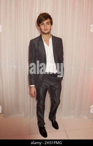 Douglas Booth partecipa alla festa di Natale del balletto nazionale inglese al St Martin's Lane Hotel, Londra. Foto Stock