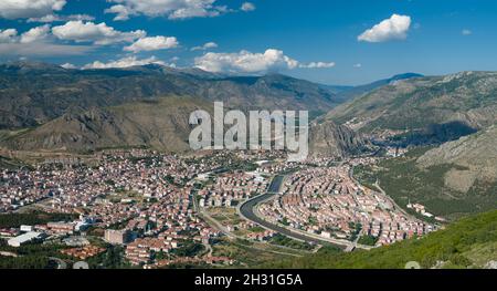 Vista dall'alto della città di Amasya. Una giornata estiva con cielo blu e nuvole bianche. Vista sulla città dalla cima del paracadute Amasya. Foto Stock