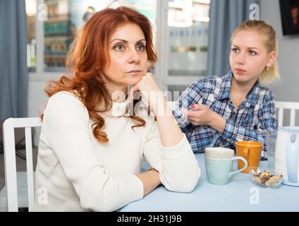 Figlia adulta rassicura offeso madre Foto Stock