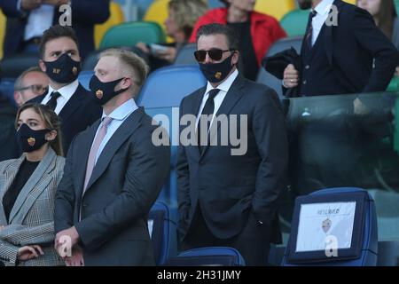 Roma, Italia. 24 ottobre 2021. ROMA, Italia - 24.10.2021: Ritornano i vip in tribuna d'onore per la parte della persona data di campionato Roma vs Napoli, tra loro, Favino con la moglie Anna Ferzetti, Boniek, Claudio Amendola, Lucio resta, Fausto Brizzi con Silvia Salis, Dan e Ryan Friedkin. Credit: Independent Photo Agency/Alamy Live News Foto Stock