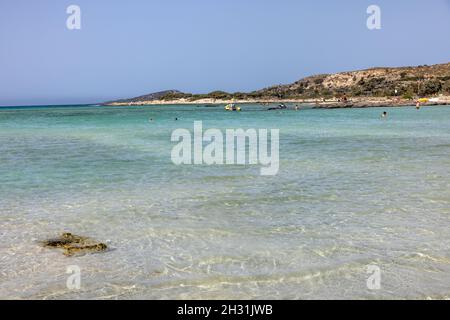 Elafonisi, Creta, Grecia - 19 settembre 2021: Persone che si rilassano sulla famosa spiaggia di corallo rosa di Elafonisi a Creta, Mediterannean mare, Grecia Foto Stock