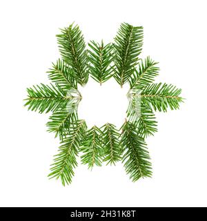 Composizione di Natale del nuovo anno con cornice da rami di abete bianco su sfondo bianco vista dall'alto Foto Stock