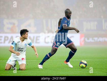 Danilo Pereira di PSG, Cengiz sotto di Marsiglia (a sinistra) durante il campionato francese Ligue 1 partita di calcio tra Olympique de Marseille (OM) e Paris Saint-Germain (PSG) il 24 ottobre 2021 allo Stade Velodrome di Marsiglia, Francia - Foto Jean Catuffe / DPPI Foto Stock