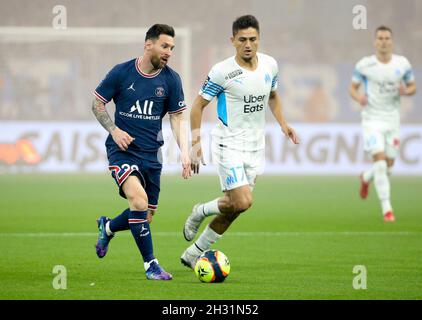 Lionel messi di PSG, Cengiz sotto Marsiglia durante il campionato francese Ligue 1 partita di calcio tra Olympique de Marseille (OM) e Paris Saint-Germain (PSG) il 24 ottobre 2021 allo Stade Velodrome di Marsiglia, Francia - Foto Jean Catuffe / DPPI Foto Stock