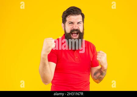 ritratto volto maschile urlante arrabbiato. hippster maturo con barba. brutale ragazzo caucasico Foto Stock