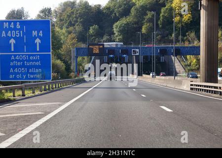 I tunnel Brynglas, le corsie gemelle dell'autostrada M4 si perforano sotto la collina con la tenuta Brynglas sopra. Foto Stock