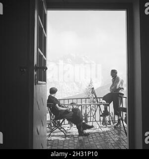 Auf der Terrasse, Deutschland 1930er Jahre. Presso la terrazza, Germania 1930s. Foto Stock