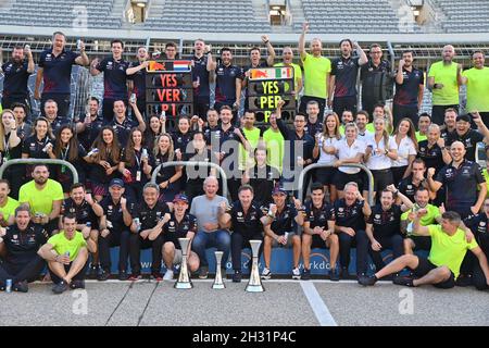 Austin, Texas, Stati Uniti, 24/10/2021, celebrazione NEWEY Adrian, Chief Technical Officer di Red Bull Racing, MARKO Helmut (aut), Drigsa?? Responsabile della Red Bull Racing, HORNER Christian (gbr), Team Principal della Red Bull Racing, VERSTAPPEN Max (ned), Red Bull Racing Honda RB16B, PEREZ Sergio (mex), Red Bull Racing Honda RB16B, TANABE Toyoharu, Direttore tecnico Honda Racing F1, YAMAMAMOTO Masashi, Amministratore Delegato della Honda Racing F1, Ritratto durante la Formula 1 Aramco United States Grand Prix 2021, 17° round del FIA Formula uno World Championship 2021 dal 21 al 24 ottobre 2021 su t Foto Stock