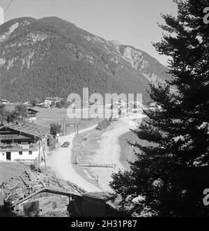 Ein Ausflug nach Pertisau am Achensee nel Tirolo, Deutsches Reich 1930er Jahre. Un viaggio a Pertisau sul lago di Achen in Tirolo, Germania 1930s. Foto Stock