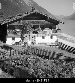 Ein Ausflug nach Pertisau am Achensee nel Tirolo, Deutsches Reich 1930er Jahre. Un viaggio a Pertisau sul lago di Achen in Tirolo, Germania 1930s. Foto Stock