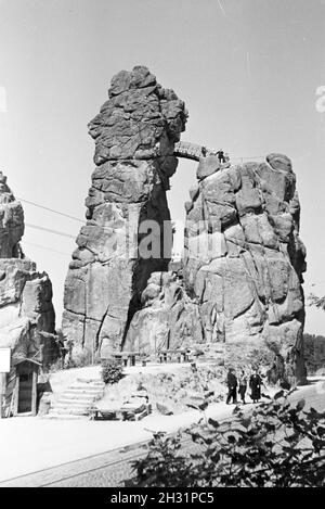 Die Externsteine, eine Felsformation, im Teutoburger Wald, Deutschland 1930er Jahre. Il Externsteine, una formazione di roccia, nella foresta di Teutoburgo, Germania 1930s. Foto Stock