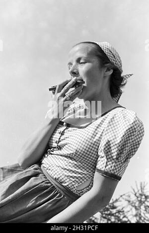 Porträt einer jungen Mundharmonikapielerin Nordschwarzwald im, Deutschland 1930er Jahre. Ritratto di un giovane giocatore mouthorgan nella Foresta Nera settentrionale, Germania 1930s. Foto Stock