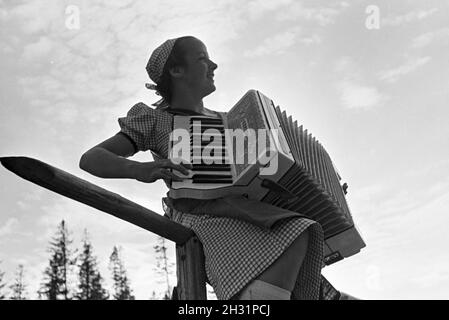 Porträt einer jungen Akkordeonspielerin Nordschwarzwald im, Deutschland 1930er Jahre. Ritratto di un giovane giocatore di fisarmonica nella Foresta Nera settentrionale, Germania 1930s. Foto Stock