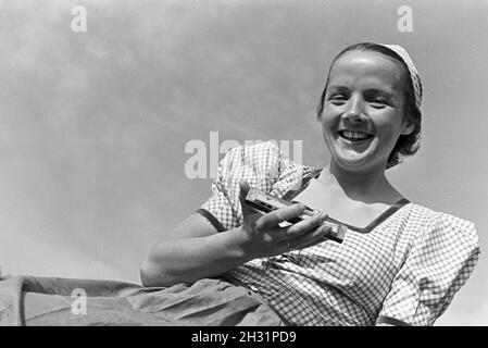 Porträt einer jungen Mundharmonikapielerin Nordschwarzwald im, Deutschland 1930er Jahre. Ritratto di un giovane giocatore mouthorgan nella Foresta Nera settentrionale, Germania 1930s. Foto Stock