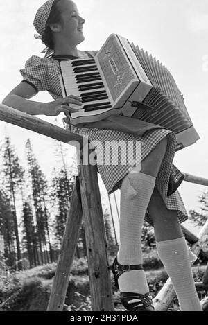 Porträt einer jungen Akkordeonspielerin Nordschwarzwald im, Deutschland 1930er Jahre. Ritratto di un giovane giocatore di fisarmonica nella Foresta Nera settentrionale, Germania 1930s. Foto Stock