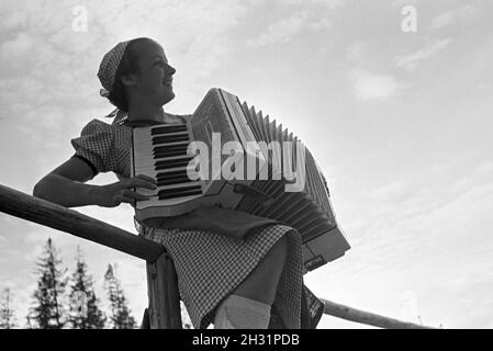 Porträt einer jungen Akkordeonspielerin Nordschwarzwald im, Deutschland 1930er Jahre. Ritratto di un giovane giocatore di fisarmonica nella Foresta Nera settentrionale, Germania 1930s. Foto Stock