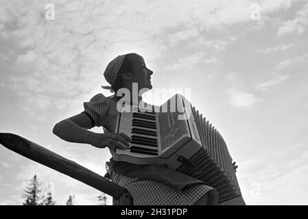 Porträt einer jungen Akkordeonspielerin Nordschwarzwald im, Deutschland 1930er Jahre. Ritratto di un giovane giocatore di fisarmonica nella Foresta Nera settentrionale, Germania 1930s. Foto Stock