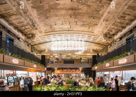 Interno del mercato alimentare Odessa moderno caffè urbano con diversi venditori di cibo di strada a Odesa, Ucraina Foto Stock
