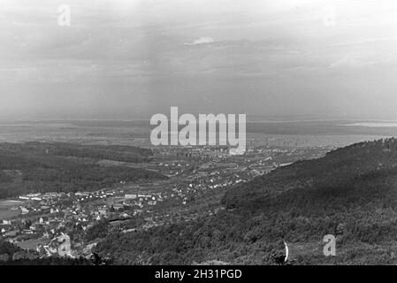 Der Ausblick von der Schlossruine Hohenbaden Nordschwarzwald im auf die Stadt Baden-Baden, Deutschland 1930er Jahre. La vista su Baden-Baden dalla rovina del castello di Hohenbaden, Germania 1930s. Foto Stock