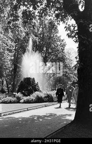 Der Sintersteinbrunnen in der Lichtentaler Allee a Baden-Baden, Deutschland 1930er Jahre. Il Sintersteinbrunnen agglomerato (fontana di pietra) nel parco Lichtentaler Allee a Baden-Baden, Germania 1930s. Foto Stock