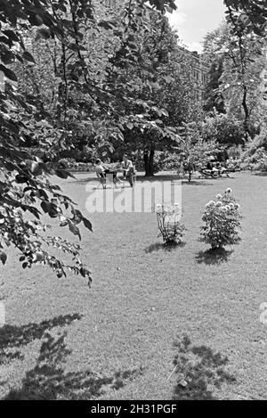 Die zum entspannen und Sonnenbaden einladende Grünanlage der Lichtentaler Allee a Baden-Baden, Deutschland 1930er Jahre. La cintura verde del parco Lichtentaler Allee a Baden-Baden, un luogo attraente per prendere il sole e rilassarsi, Germania 1930s. Foto Stock