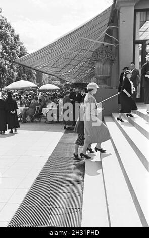 Die gut besuchte Terasse des Kurhauses Baden-Badener, entworfen von Friedrich Weinbrenner im 19. Jahrhundert, Deutschland 1930er Jahre. Il ben frequentato terrazza del Kurhaus di Baden Baden, progettato da Friedrich Weinbrenner nel XIX secolo, Germania 1930s. Foto Stock