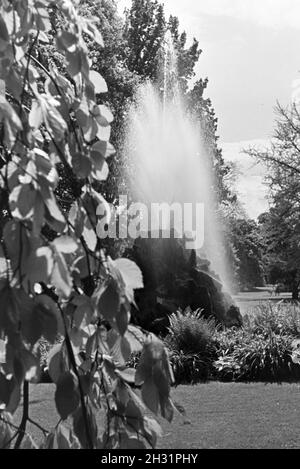 Der Sintersteinbrunnen in der Lichtentaler Allee a Baden-Baden, Deutschland 1930er Jahre. Il Sintersteinbrunnen agglomerato (fontana di pietra) nel parco Lichtentaler Allee a Baden-Baden, Germania 1930s. Foto Stock