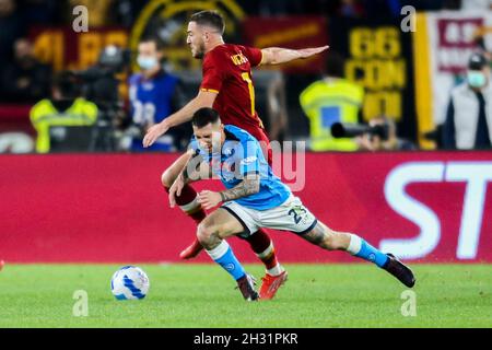 Il centrocampista francese di Roma Jordan Veretout sfida la palla con Matteo Politano, lo attaccante italiano della SSC Napoli durante la Serie A, partita di calcio tra ROMA e SSC Napoli all'Olimpico Stadium Roma, centro Italia, il 24 ottobre 2021. Foto Stock