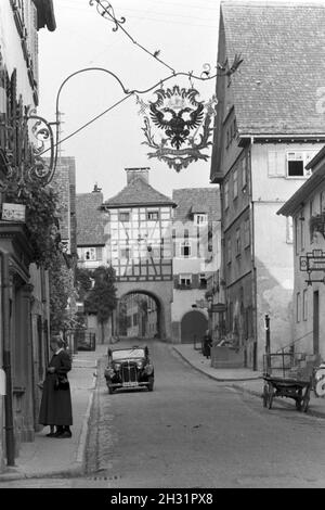 Auto in einer Kleinstadt, Deutschland 1930er Jahre. Auto in una piccola città, Germania 1930s. Foto Stock