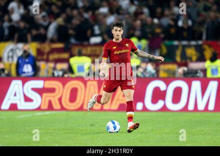 Il difensore brasiliano Roger Ibanez controlla la palla durante la Serie Una partita di calcio tra COME Roma e SSC Napoli all'Olimpico Stadium Roma, centro Italia, il 24 ottobre 2021. RomaÕs Foto Stock