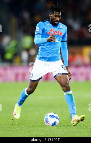 Andre Zambo Anguissa, il cameroniano attaccante di SSC Napoli, controlla la palla durante la Serie A, partita di calcio tra AS Roma e SSC Napoli all'Olimpico Stadium Roma, centro Italia, il 24 ottobre 2021. Foto Stock