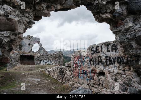 Scalea - Calabria (Italia) | rovine del castello su un cielo nuvoloso con un amore scritto sul muro Foto Stock