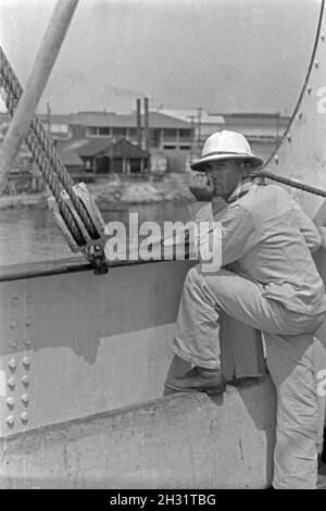 Schiffsoffizier auf dem Deck des Walfangfabrikschiffs 'Jan Wellem', 1930er Jahre. Officer sul ponte della nave officina 'Jan Wellem', 1930s. Foto Stock