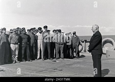 Besatzung und Schiff 'Jan Wellem' der deutschen Walfangflotte werden durch eine Rede (wahrscheinlich von Carl Kircheiß, rechts) wieder Zu Hause Willkommen geheißen, Amburgo 1930er Jahre. Dell'equipaggio e della nave 'Jan Wellem' sono accolti da un discorso consegnato di Carl Kircheiss, CEO di Deutsche Walfang Gesellschaft, 1930s. Foto Stock