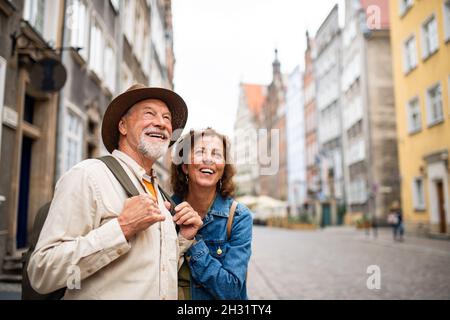 Ritratto di coppie anziane felice turisti all'aperto in città storica Foto Stock