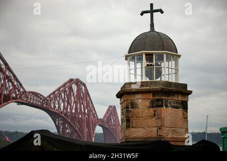 Edimburgo, Scozia, Forth Railway Bridge, da North Queensferry sul Firth of Forth incorniciato dalla Harbour Light Tower Foto Stock