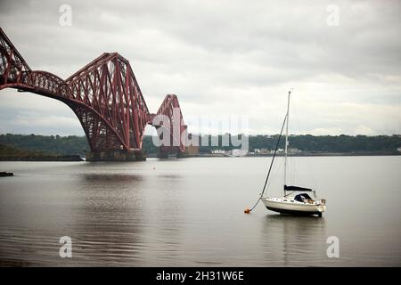 Edimburgo, Scozia, Forth Railway Bridge, da North Queensferry sul Firth of Forth Foto Stock