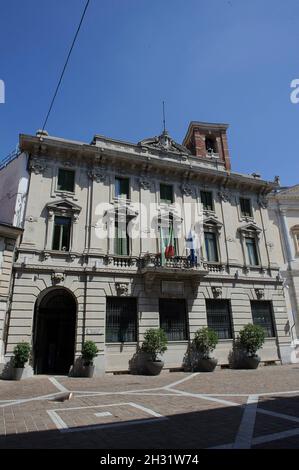 Europa, Italia, Lombardia, Gallarate, provincia di Varese, Vista esterna di Palazzo Borghi in piazza Libertà. Palazzo Borghi, Piazza della libertà Foto Stock