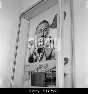Werbeplakat für Triumph Adler Schreibmaschinen in einem Schaufenster a Innsbruck, Österreich 1958. Annuncio per scrittori Triumph Adler in una vetrina a Innsbruck, Austria 1958. Foto Stock