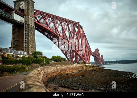 Edimburgo, Scozia, Forth Railway Bridge, da North Queensferry sul Firth of Forth Foto Stock