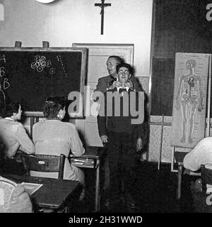 Untericht im Fach Biologie in Bayern, Deutschland 1958. Corso di biologia in una scuola in Baviera, Germania 1958. Foto Stock