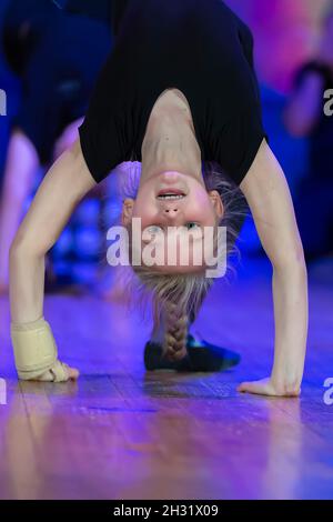 Le ragazze piccole stanno effettuando un numero di ballo. Ballare la bambina capovolta. Foto Stock