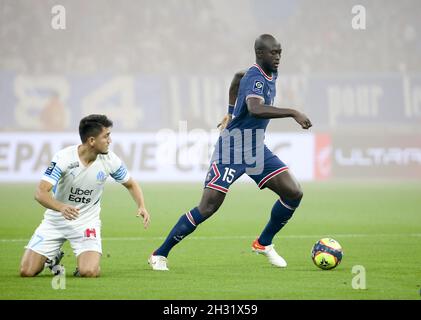 Marsiglia, Francia - 24 ottobre 2021, Danilo Pereira di PSG, Cengiz under di Marsiglia (a sinistra) durante il campionato francese Ligue 1 partita di calcio tra Olympique de Marseille (OM) e Parigi Saint-Germain (PSG) il 24 ottobre 2021 allo Stade Velodrome di Marsiglia, Francia - Foto: Jean Catuffe/DPPI/LiveMedia Foto Stock